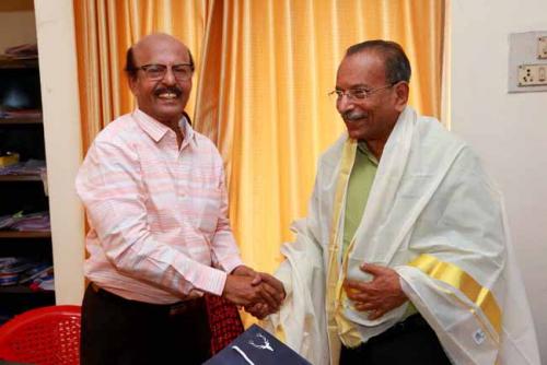 Dr CRK Nair honouring the Chief Guest Justice (Rtd) M R Hariharan Nair